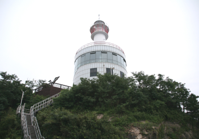 눈 덮인 설악산 비경과 동해바다 조망하는 속초등대