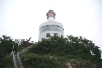 눈 덮인 설악산 비경과 동해바다 조망하는 속초등대