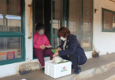 설만큼은 우리 함께 보내요…사랑의 떡국 꾸러미 전달