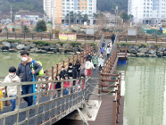 [포토뉴스] 거제 수월 유수지 부교 안전통행 확보
